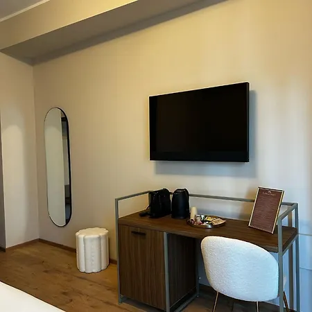 Urban Hotel *