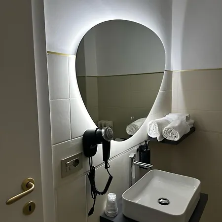 Urban Hotel *